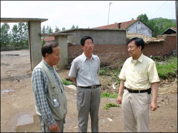 추가가 마을에서 이국성씨로부터 신흥강습소, 경학사에 대한 얘기를 듣고 있는 이항증(왼쪽), 김시준(가운데) 선생. 